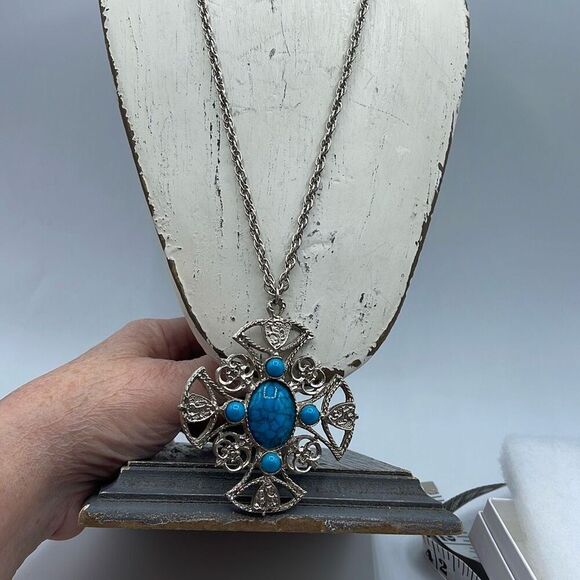 Vintage Maltese cross with faux glass turquoise English lions. - Picture 5 of 9